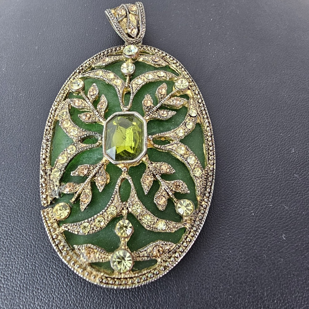 Vintage Oval Pendant Sea Green Gold Floral Ornate Necklace Costume‎ Jewelry